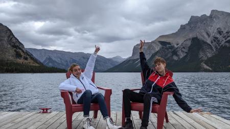 Zwei Teilnehmer:innen an einem See in Kanada