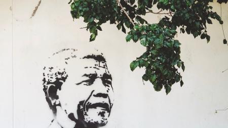 Graffiti an einer Wand mit Ebenbild von Nelson Mandela in Südafrika