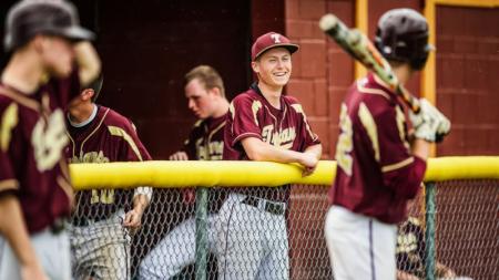 Eine Gruppe von Schüler:innen beim Baseball