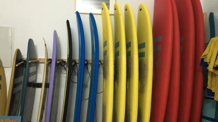 Surfbretter aufgereiht