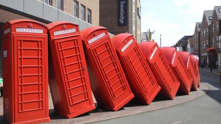 Englische Telefonzellen gestapelt