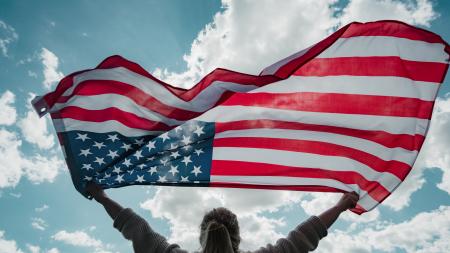 Teenager mit USA Flagge