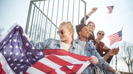 Schüler mit USA Flagge 