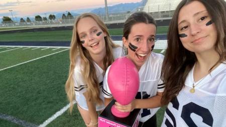 Freundinnen machen ein Selfie mit Footballtrikot