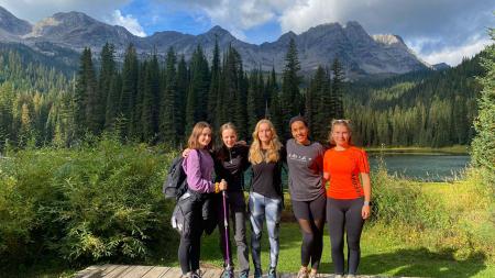 Eine Teilnehmerin in Kanada während eines Wanderausflugs mit Freund:innen