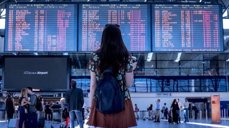 Schüleraustausch aktuell- Flughafen Anzeigetafel mit Stornierungen