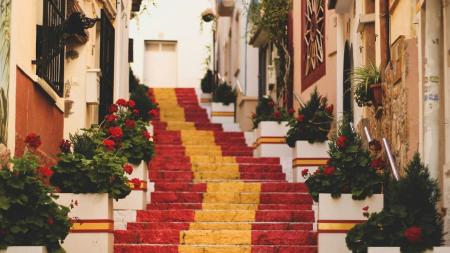 Spanische Treppe mit Teppich in rot und orange