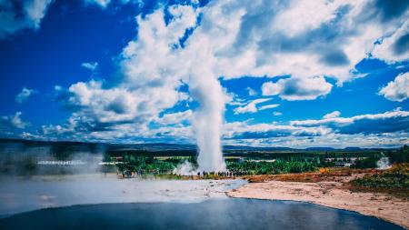 Geysir in Island baluer Himmel blaues Wasser