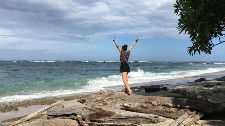 Mädchen am Strand in Costa Rica 