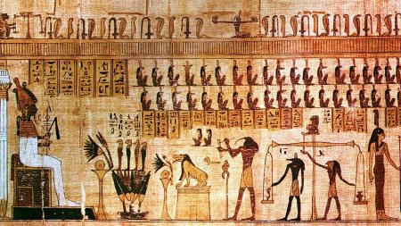 antike Papyrusrolle mit ägyptischen Schriftzeichen