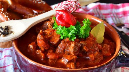 Schüssel mit Gulasch verziert mit Petersilie und Paprika in Ungarn