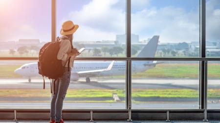 Mädchen mit Gepäck auf dem Flughafen 