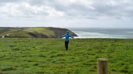 Mädchen vor Klippen in Irland 