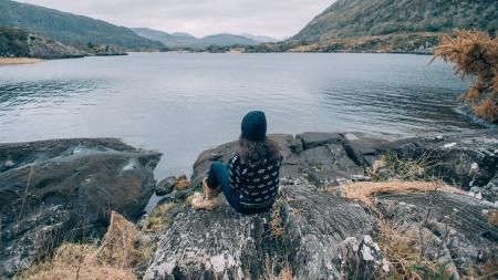 Mädchen an einem See in Irland