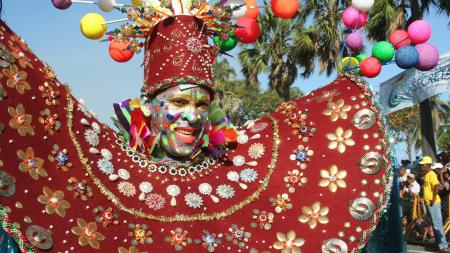 buntes Karnevalskostüm Dominikanische Republik