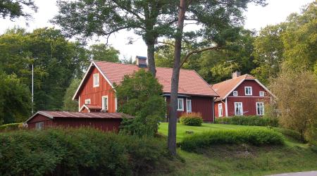 Traditionelles Schwedisches Haus umgeben von Wald