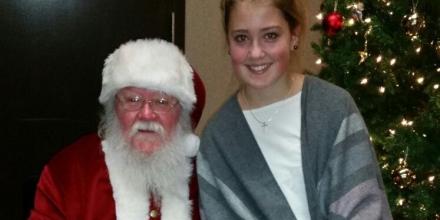 Austauschschülerin Hanna mit dem Weihnachtsmann in Kanada