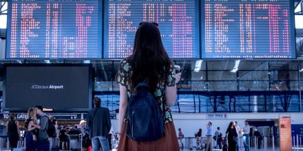 Schüleraustausch aktuell- Flughafen Anzeigetafel mit Stornierungen