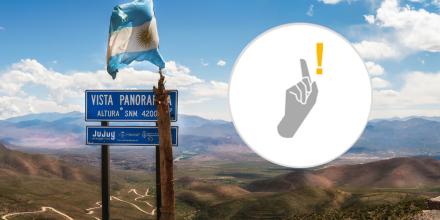 Argentinien: Fahne und Berglandschaft 