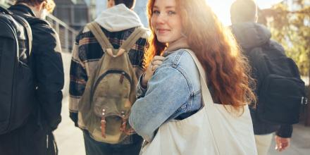 Schüleraustausch: Mädchen mit Tasche