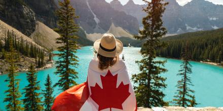 Schüleraustausch in Kanada-Mädchen mit kanadischer Fahne vor einem See