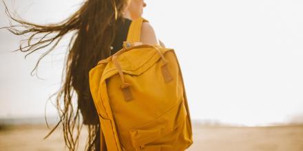 Frau mit Rucksack